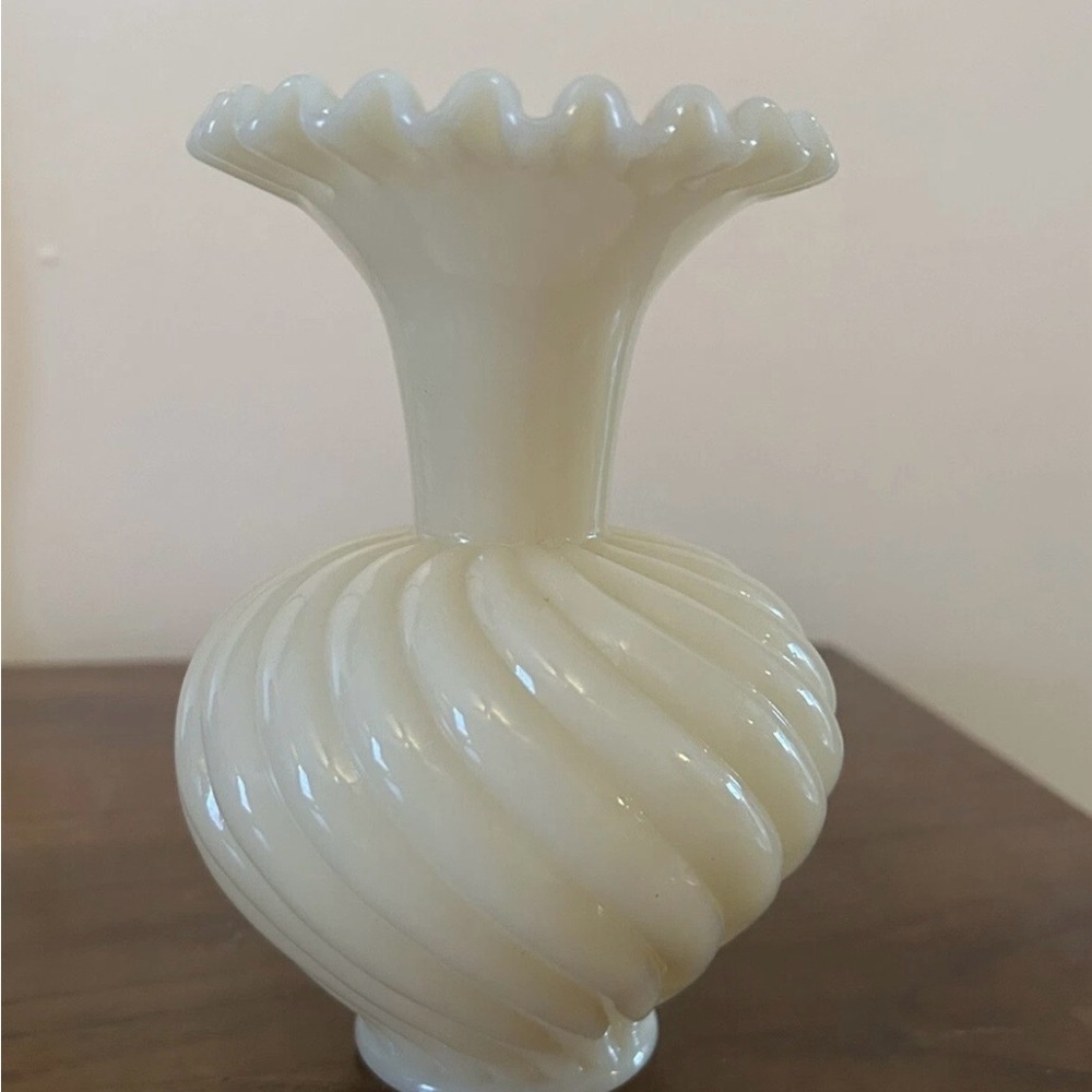 Vintage Fenton Frosted Satin Glass Swirl Ruffled Crimped Vase Cream Label 6" - Picture 5 of 5